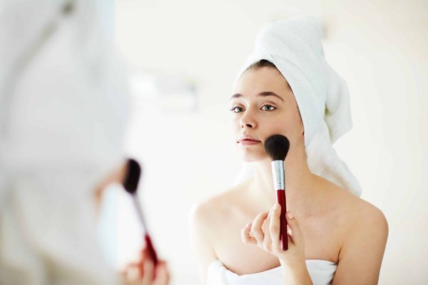 Quelles astuces pour un maquillage rapide et efficace le matin?