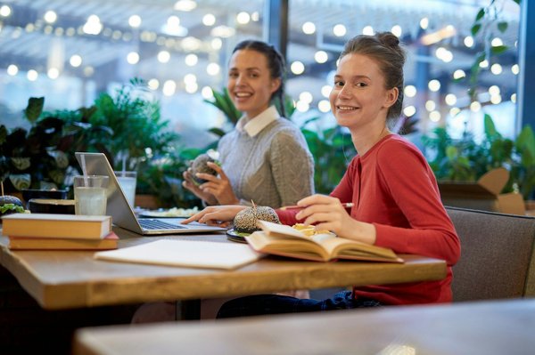 Apprenez en déjeunant: astuces rapides et efficaces